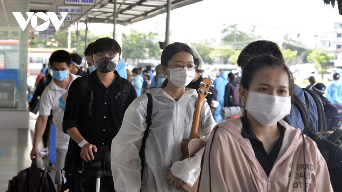 Thousands of people depart HCM City for their hometowns